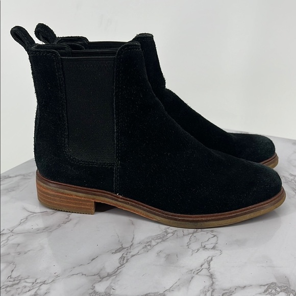CLARKS Clarkdale Arlo Low Heel Ankle Boots Black Suede Pull On Classic Sz 7.5 M - Picture 1 of 8